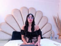 Hola, soy Mila, tengo 18 años y soy una chica latina con alma apasionada, sonrisa traviesa y una mirada que dice mucho más de lo que podría explicar con palabras. Si estás aquí, es porque algo en mí llamó tu atención… y déjame decirte que eso no fue casualidad. Me encanta conectar, disfrutar de los pequeños detalles y hacer que cada encuentro se sienta como un momento único, donde el tiempo se detiene y solo quedamos tú y yo.Soy una mezcla de dulzura y picardía. A veces tierna, a veces atrevida, pero siempre auténtica. Me gusta mantener esa energía que te hace sentir cómodo, querido y deseado al mismo tiempo. Tengo una personalidad alegre, cercana, y me encanta transmitir buena
vibra. Creo que la belleza no solo está en lo que se ve, sino en lo que se siente, y yo disfruto hacer que las personas a mi alrededor se sientan especiales.Disfruto la conexión sincera, los cumplidos honestos y las conversaciones que fluyen con naturalidad. Si te gusta una chica que no finge, que sabe lo que quiere y que disfruta ser ella misma, entonces seguro te vas a sentir a gusto conmigo.Creo que todos tenemos algo único, una esencia que nos hace diferentes, y la mía está en mi forma de conectar. Me encanta hacerte sentir que estás en el lugar correcto, en el momento perfecto, conmigo.Si vienes a verme, no solo vas a encontrar una chica linda con una sonrisa encantadora. Vas a encontrar a una persona que sabe escuchar, que sabe disfrutar de una buena conversación y que tiene ese toque de misterio que te deja queriendo saber más.