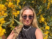 strip tease DelaineClowerd