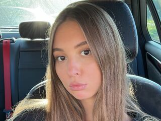 naughty camgirl masturbating with vibrator MiyaEvans