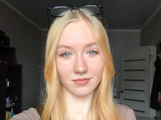 camgirl playing with dildo AvelinaSeide