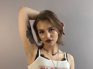 naked camgirl masturbating with vibrator CammiePratten