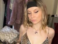 camgirl masturbating with sextoy GracieeLeigh