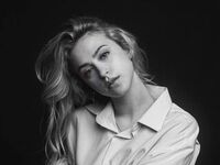 camgirl masturbating with vibrator GwynethHibbits