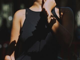 naked camgirl fingering pussy HathawayAwa