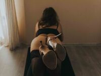 camgirl playing with sex toy InnaSecret