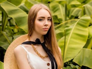 girl fingering shaved pussy JettieMecca