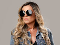 naked camgirl masturbating with vibrator KiaraMoraes