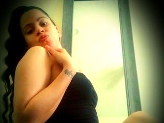 camslut spreading pussy LatinaChampagne