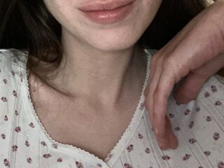 naughty cam girl fingering shaved pussy SkinnyPeach