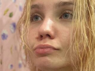 beautiful camgirl YallyGreen