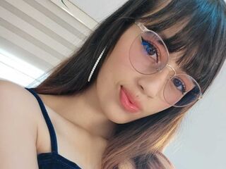 masturbating webcamgirl YiyisMarthin